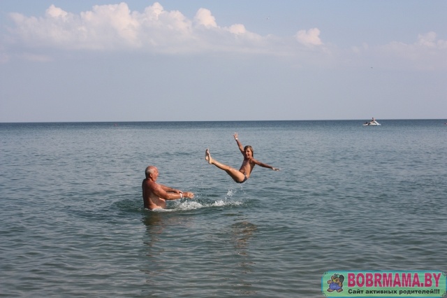 Водные забавы Дедушки и Внучки на море