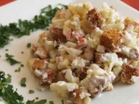 Салат из фасоли, сухариков и отварного мяса