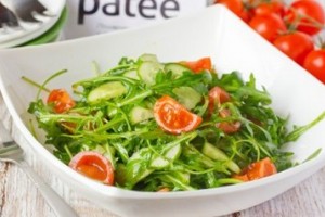 Салат с руколой и помидорами