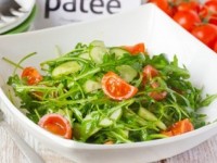 Салат с руколой и помидорами
