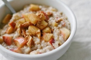 Овсяная каша с яблоком и корицей