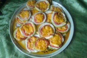 Кабачки с помидорами под сыром