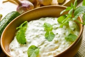 Сметанно-огуречный соус с зеленью