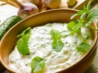 Сметанно-огуречный соус с зеленью