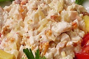 Салат с копченой курицей и ананасом