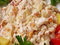 Салат с копченой курицей и ананасом